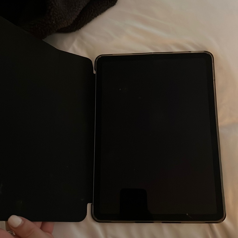 IPAD AIR 2021 version lightly used - Picture 2 of 5